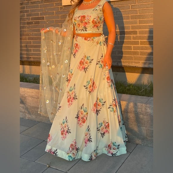 Lehenga- Indian, Punjabi party suit. Floral mint green. Printed flowers. - Picture 5 of 5